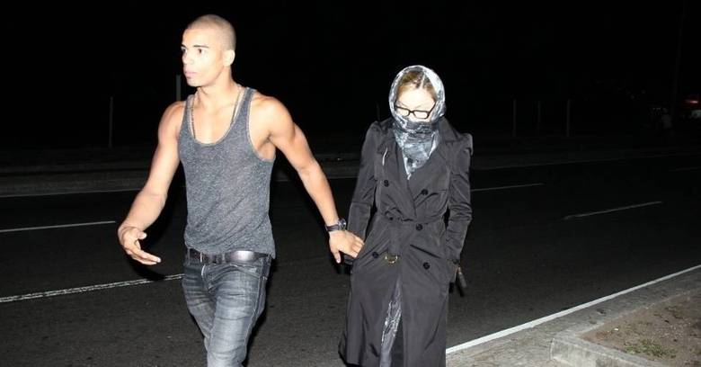 Madonna, quando veio ao Brasil, saiu assim, quase de burca, para dar um passeio à noite na orla carioca. Sobretudo, lenço e óculos foram os itens escolhidos pela pop star, que acabou flagrada do mesmo jeito Madonna, quando veio ao Brasil, saiu assim, quase de burca, para dar um passeio à noite na orla carioca. Sobretudo, lenço e óculos foram os itens escolhidos pela pop star, que acabou flagrada do mesmo jeito