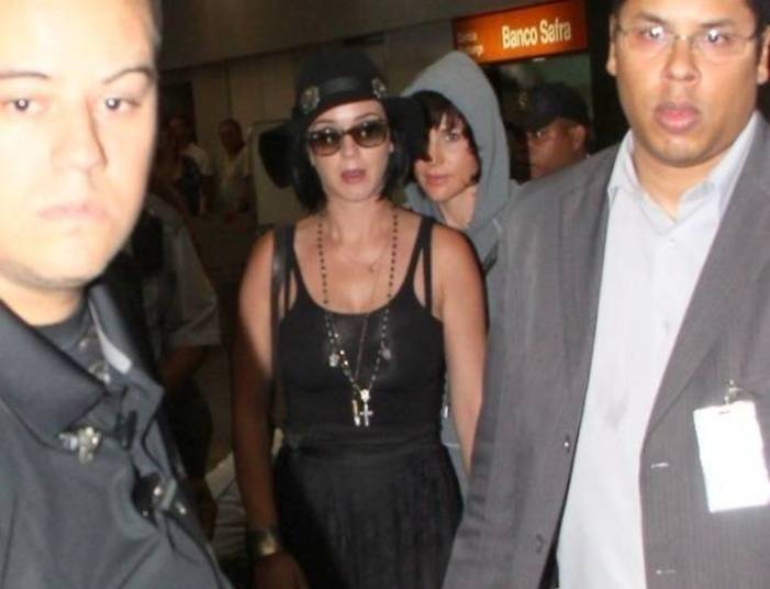 Katy Perry também costuma fazer a linha Marquezine, com chapéu e óculos escuros para passar despercebida Katy Perry também costuma fazer a linha Marquezine, com chapéu e óculos escuros para passar despercebida