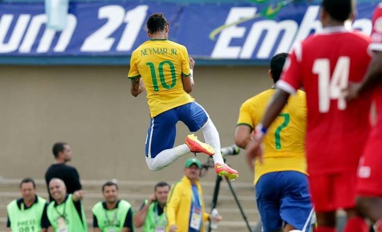 A seleção brasileira enfim teve o contato com a torcida brasileira, o combustível que promete incendiar o time pelos estádios brasileiros durante a Copa do Mundo. Os comandados do técnico Felipão viajaram  até Goiânia para enfrentar o Panamá, no estádio Serra Dourada, nesta terça-feira (03), em amistoso visando a preparação final do time para o Mundial! Neymar mostrou todo seu repertório no jogo. O craque deu chapéu, marcou gol, deu assistência, infernizou a vida dos adversários e ajudou o time canarinho a sair com larga vitória no jogo: 4 a 0. Prévia do que vem por aí no Mundial e no amistoso da próxima sexta-feira (06), contra a Sérvia, no Morumbi, em São Paulo