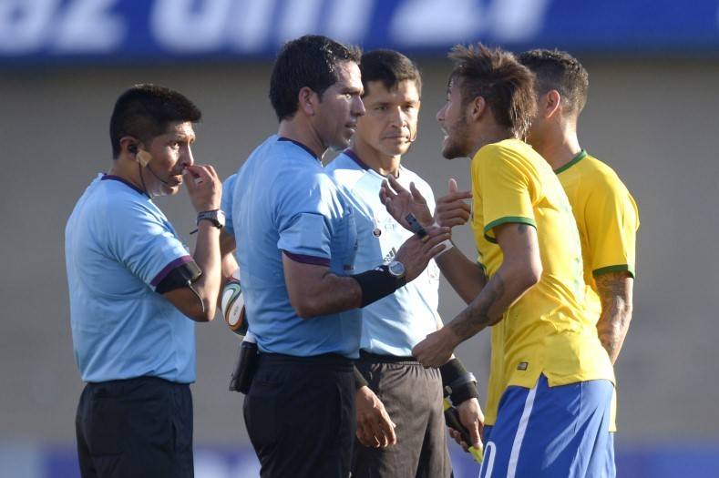 [COPA 2014] Perigo para a Copa! Neymar apanha, revida e recebe cartão amarelo bobo