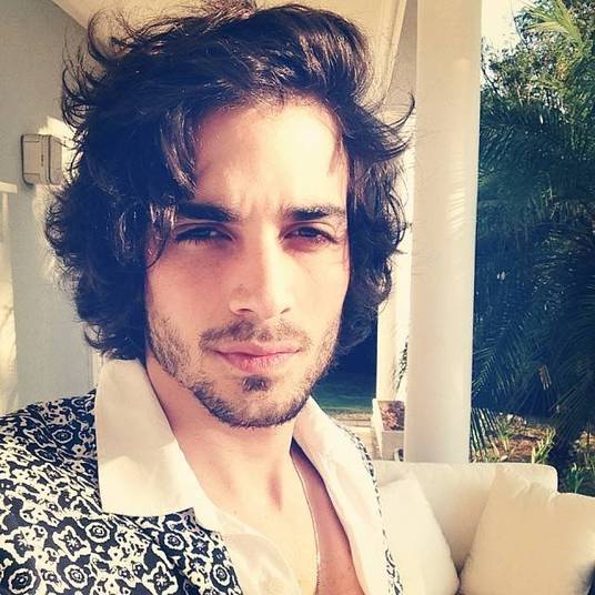 À Playboy, o
bonitão revelou ainda que também já participou de orgias.
— Fiz uma.
Eu, dois amigos e sete mulheres. Foi um barato, mas para fazer uma vez ou
outra. É legal para curtir, contar para os amigos, desde que seja uma
brincadeira