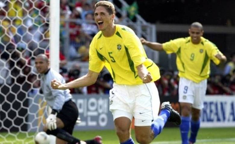 E o que falar de Edmílson? O zagueiro marcou um golaço de meia bicicleta na goleda do Brasil sobre a Costa Rica por 5 a 2, no Mundial de 2002