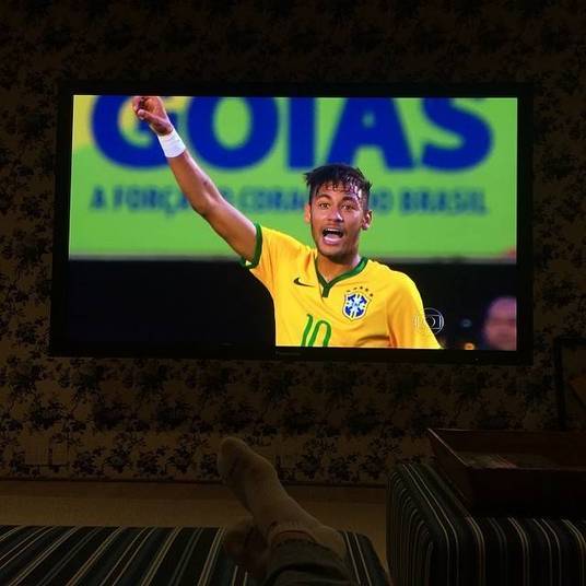 Não é preciso estar no mesmo evento que Neymar para tietar. Até de casa os famosos demonstram carinho pelo jogador. Luciano Huck fez questão de dar sua opinião sobre o jogo amistoso entre Brasil e Panamá na tarde desta segunda-feira (3). — Gostei muito da #seleção. Jogou muito bem. Que venha a #copa
