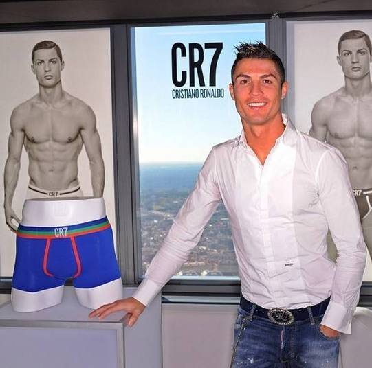 Melhor jogador do mundo segundo a Fifa, Cristiano Ronaldo vem na cola do brasileiro. O astro português tem 5,476,493 seguidores Melhor jogador do mundo segundo a Fifa, Cristiano Ronaldo vem na cola do brasileiro. O astro português tem 5,476,493 seguidores
