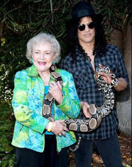 O ex-guitarrista da banda de rock Guns N' Roses, Slash, cria cobras+ Opine: Você teria um animal exótico em casa?