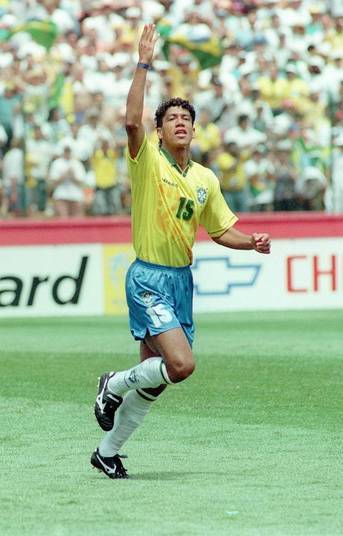 Márcio Santos vestiu a camisa canarinho em 1994, na Copa dos Estados Unidos, e também teve a honra de balançar as redes do rival. Foi no jogo contra Camarões e o Brasil venceu por 3 a 0. Lembrava desses goleadores canarinhos?! Pois é, quem vai ser o esquecido do time de 2014? Algum palpite? Temos que esperar para ver...
