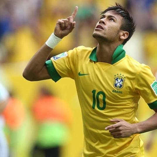 Neymar desperta interessa desde a época em que jogava nos Santos, principalmente pelo talento inegável e pouca idade. Tanta habilidade levou resultou em grande interesse pela sua vida particular, desde o filho que teve com pouca idade, passando pela generosa conta bancária até o romance com Bruna Marquezine. Confira a seguir os famosos que não resistiram aos seu charme Neymar desperta interessa desde a época em que jogava nos Santos, principalmente pelo talento inegável e pouca idade. Tanta habilidade levou resultou em grande interesse pela sua vida particular, desde o filho que teve com pouca idade, passando pela generosa conta bancária até o romance com Bruna Marquezine. Confira a seguir os famosos que não resistiram aos seu charme