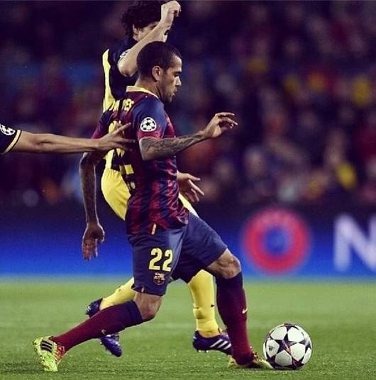 Um dos jogadores da seleção brasileira, Daniel Alves é adepto ao estilo tatuado, fez várias nos braços com desenhos religiosos Um dos jogadores da seleção brasileira, Daniel Alves é adepto ao estilo tatuado, fez várias nos braços com desenhos religiosos