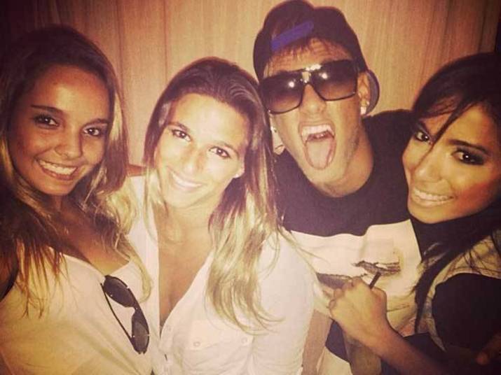 Na foto ele aparece com a funkeira Anitta — antes das cirurgias plásticas — no backstage do show da cantora em Florianópolis. O jogador chegou a participar brevemente do show com direito a aparição no palco Na foto ele aparece com a funkeira Anitta — antes das cirurgias plásticas — no backstage do show da cantora em Florianópolis. O jogador chegou a participar brevemente do show com direito a aparição no palco