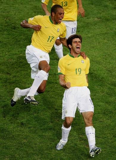 Juninho Pernambucano também não passou em branco quando defendeu a seleção brasileira. O meia marcou um golaço na goleada do Brasil por 4 a 1 em cima do Japão, no último jogo da fase de classificação da Copa de 2006, na Alemanha