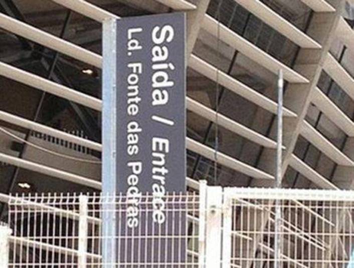 Primeiro erro: a tradução de 'Saída' é 'Exit', só que ficou em português mesmo. Segundo erro: a
palavra 'Entrace' não existe, o correto seria 'Entrance', que significa 'Entrada' Primeiro erro: a tradução de 'Saída' é 'Exit', só que ficou em português mesmo. Segundo erro: a
palavra 'Entrace' não existe, o correto seria 'Entrance', que significa 'Entrada'