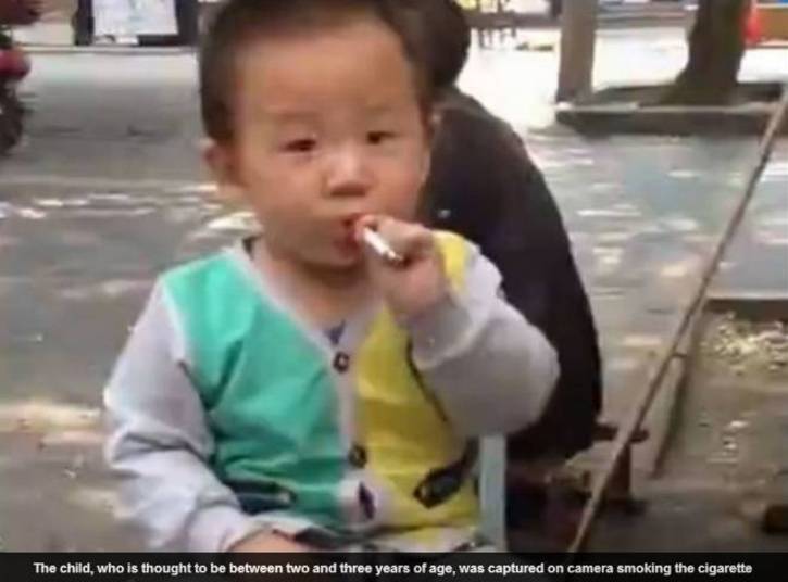 

Uma criança de aparentemente de dois anos de idade foi vista
fumando em uma rua na China, de acordo com o site Daily Mail desta sexta-feira
(6)

