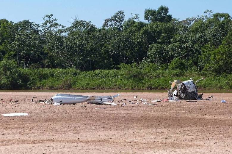 A aeronave ficou repartida em vários pedaços A aeronave ficou repartida em vários pedaços