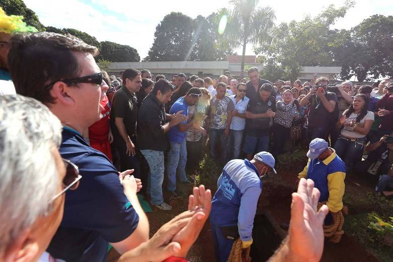 Muitos parentes, amigos e torcedores de Inter e Goiás compareceram ao enterro de Fernandão 