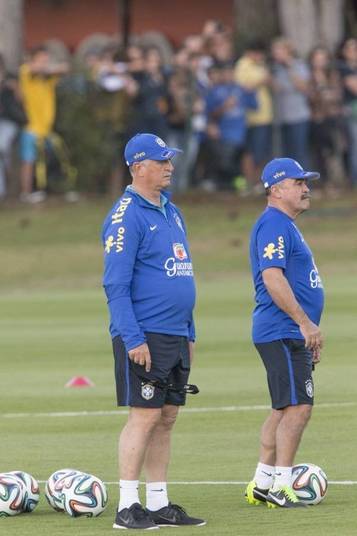 Os reservas disputaram junto com Oscar um coletivo em campo reduzido, enquanto os outros fizeram apenas corridas leve. O meia do Chelsea fez o primeiro gol da atividade, Fernandinho anotou outro, enquanto Willian desperdiçou duas chances claras