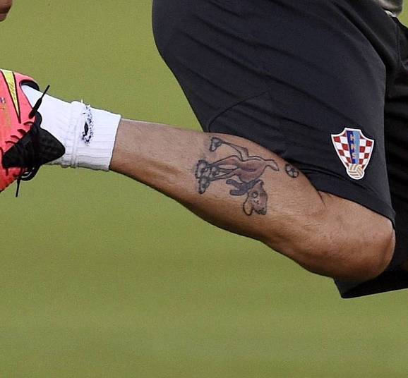 Darijo Srna é lateral-direito e capitão da Croácia. O que chama atenção é a sua tatuagem na panturrilha direita. O atleta, que defende o Shakhtar Donetsk-UCR, tem um bambi de chuteiras tatuado na perna. O sobrenome do jogador é Srna e em croata significa cervo Darijo Srna é lateral-direito e capitão da Croácia. O que chama atenção é a sua tatuagem na panturrilha direita. O atleta, que defende o Shakhtar Donetsk-UCR, tem um bambi de chuteiras tatuado na perna. O sobrenome do jogador é Srna e em croata significa cervo