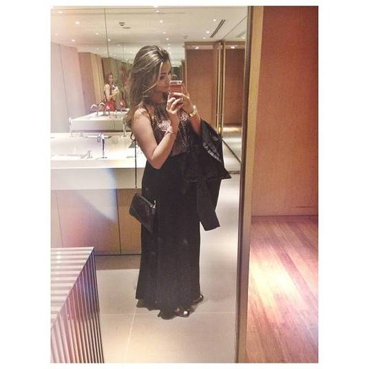 Olhando rapidamente, parece até a Kelly se arrumando pra um jantar de gala, mas é Suzanna indo ao cinema
