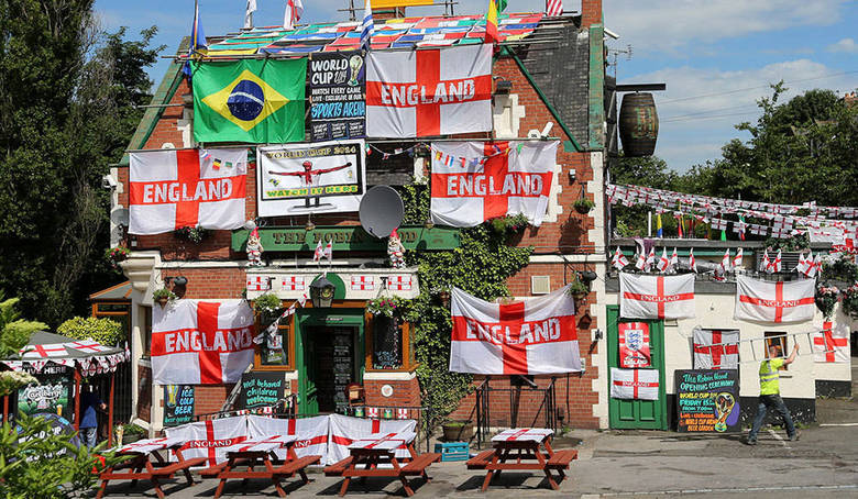 O bar Robin Hood, em Jarrow, na Inglaterra já está decorado com (muitas) bandeiras britânicas. No entanto, Sean Mason, que trabalha no local e fez a decoração, encontrou um espaço privilegiado para a bandeira do Brasil, hasteada na parede de frente do bar
