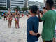 Curiosos pararam para observar o protesto das duas jovens