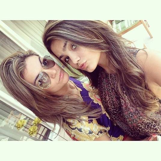 Esta foto deu o que falar nas redes sociais. De óculos, a cantora Kelly Key e, ao seu lado, sua filha Suzanna Freitas. Dá pra acreditar nisso? As duas são muito parecidas! Suzanna está com 14 anos e parece até irmã de Kelly!