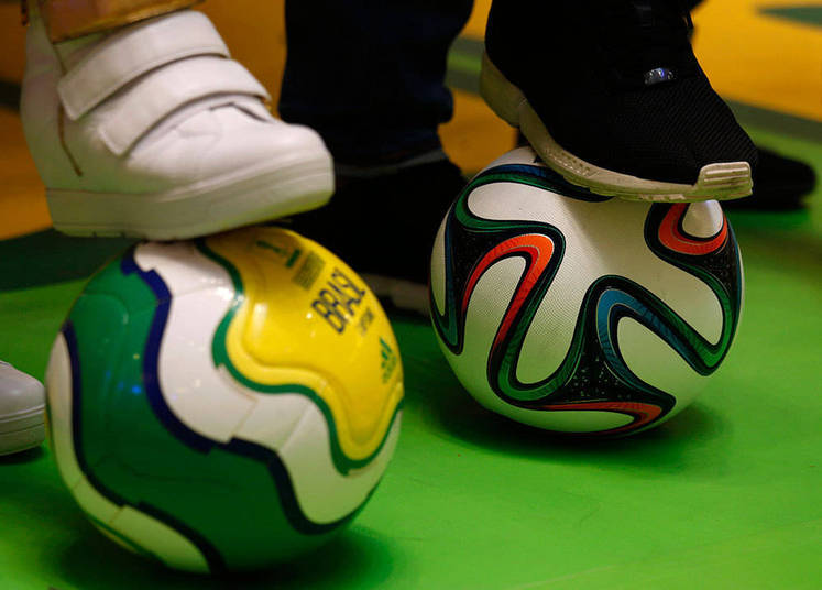 Bola com as cores do Brasil foi exibida em um evento promocional na China
