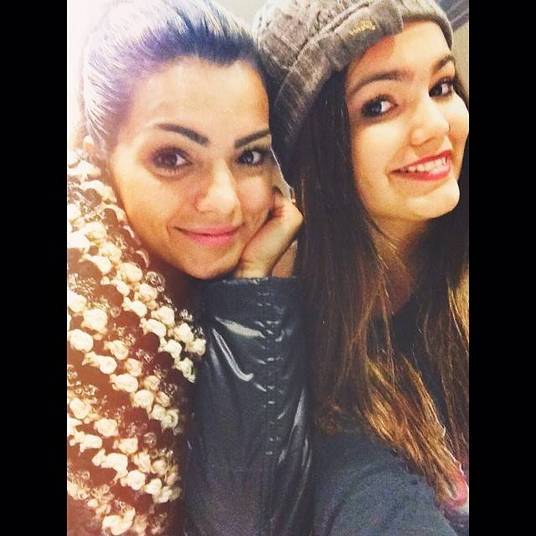 Kelly e a filha são muito amigas e vivem tirando selfies juntas e colocando nas redes sociais. É claro que quando isso acontece, os comentários são quase sempre sobre o quão parecidas elas são