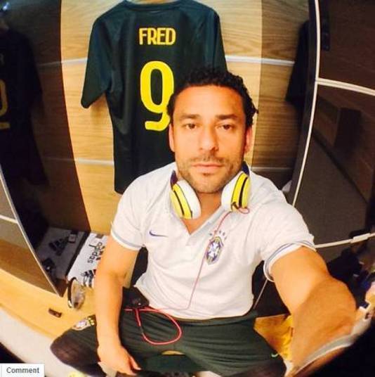 Fred também fez questão de mostrar a camisa 9 que usará. O fardo é pesado, já que o número já foi de Tostão, Careca, Romário e Ronaldo Fred também fez questão de mostrar a camisa 9 que usará. O fardo é pesado, já que o número já foi de Tostão, Careca, Romário e Ronaldo