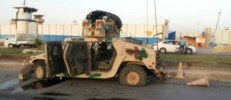 Carros do exército iraquiano foram destruídos pelos rebeldes