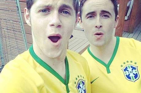 Niall Horan e um amigo apoiando o Brasil