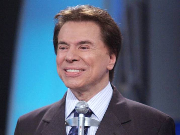 As pessoas podiam comprar pequenas carteiras para guardar os cartões com Silvio Santos, que começou a vida como um vendedor ambulante