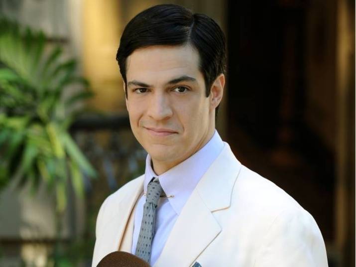Já pensou dar de cara com Mateus Solano ao ir assistir àquela apresentação infantil? O primeiro emprego de Mateus Solano foi em uma peça teatral escolar, mas apenas trabalhou como operador de luz