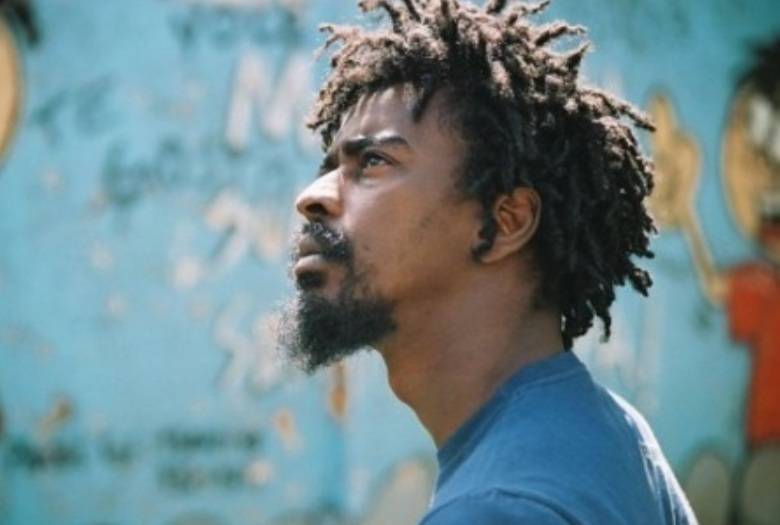 Seu Jorge começou a trabalhar em uma borracharia aos dez anos de idade. Houve uma desestruturação dentro da família, quando seu irmão morreu em uma chacina, então o cantor saiu de casa e morou na rua por três anos. A mudança em sua vida aconteceu quando foi descoberto pelo clarinetista Paulo Moura, que o convidou para participar de um teste para um musical de teatro