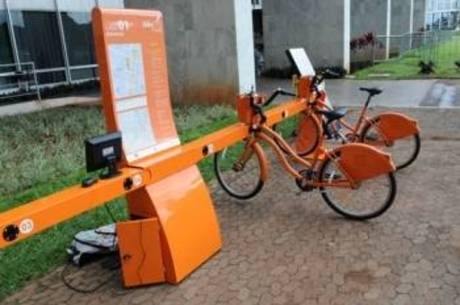 Para utilizar as bicicletas, é necessário preencher um cadastro pela internet e pagar uma taxa anual de R$ 10