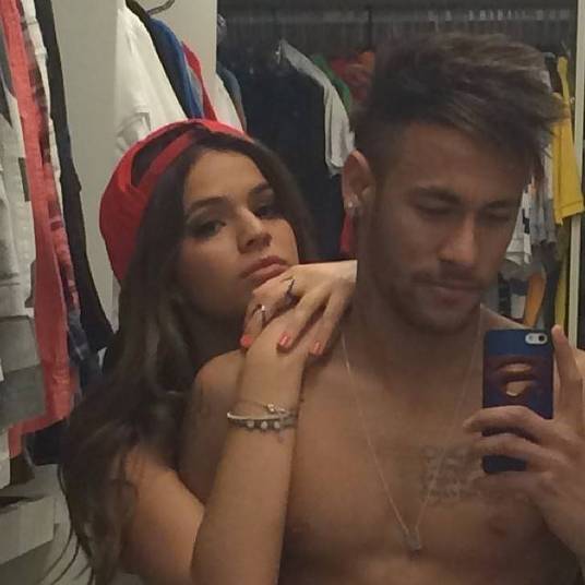 Desde o início, o namoro de Bruna Marquezine e Neymar foi uma novela acompanhada pelo público, e quem dava o roteiro era o próprio casal, que postava várias declarações de amor nas redes sociais. A exposição feita por eles mesmos incentivou ainda mais o interesse do público por Bruna e Neymar que, juntos, formam o casal mais poderoso do momento