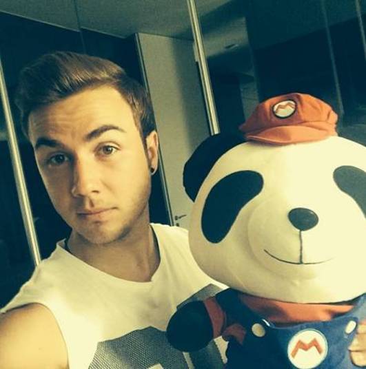O jovem Mario Gozte é um dos maiores sucessos da Alemanha quando o assunto é sucesso na web. O atacante já arrastou 678,126 seguidores para o seu Instagram O jovem Mario Gozte é um dos maiores sucessos da Alemanha quando o assunto é sucesso na web. O atacante já arrastou 678,126 seguidores para o seu Instagram
