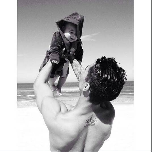 Zion é filho do ex-rebelde com Heloisy Oliveira. Fotos do bebê fofo costumam fazer o maior sucesso nas redesVeja mais fotos fofas de Zion