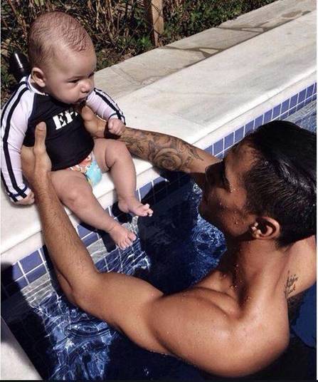 Micael Borges não se cansa de publicar fotos do pequeno Zion em sua rotina em famíliaVeja mais fotos fofas de Zion