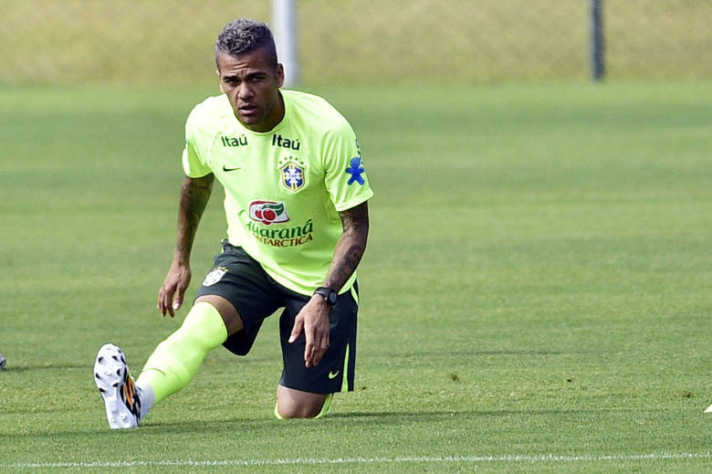 Outro que mudou o visual foi o lateral-direito Daniel Alves. O camisa 2 da seleção deixou os seus fios de cabelo mais grisalhos...