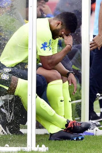 A nota triste do treino foi uma suposta lesão do atacante Hulk. Um dos destaques da seleção brasileira, o atacante deixou o campo mais cedo com dores na coxa esquerda
