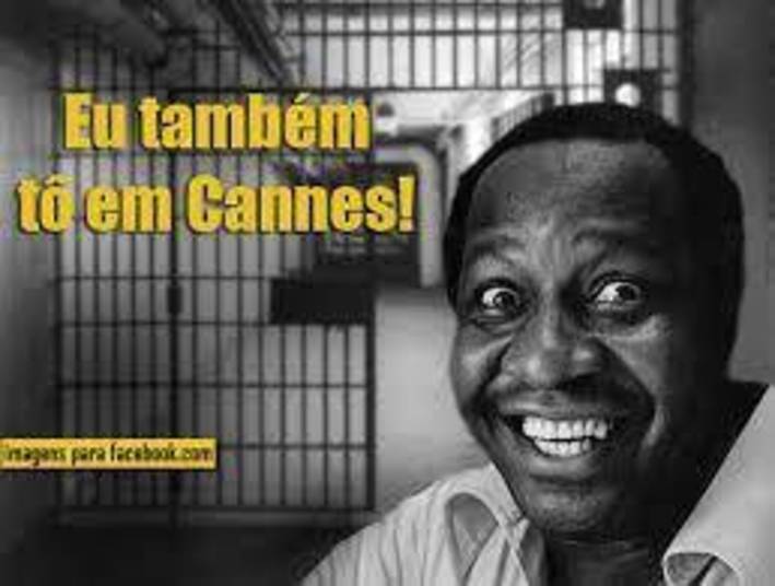 Acima, uma sátira às pessoas que costumam tirar fotos diretamente do Festival de Cinema de Cannes, na França