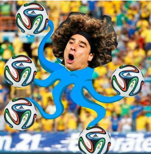 O goleiro Ochoa foi o grande nome da partida. Aqui, ele virou um polvo 