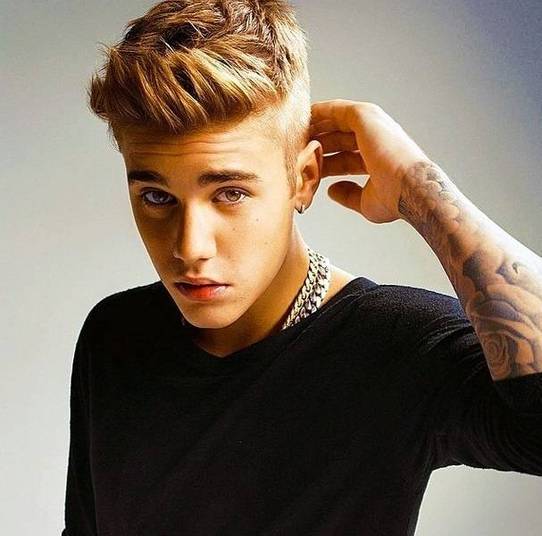 A popularida de Bieber caiu mais ainda depois que ele foi flagrado fazendo piadas racistas em vídeos divulgados na internet. O cantor chegou a fazer piada sobre matar negros e se juntar à Ku Klux Klan, organização conhecida por defender uma 'supremacia dos brancos'. Veja aqui os detalhes desta polêmica!