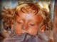 Mas outras fotos da criança mumificada mostram Rosalia com os olhos semiabertos