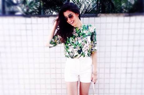 Camila Coutinho usou look curtinho para ver o jogo em Recife