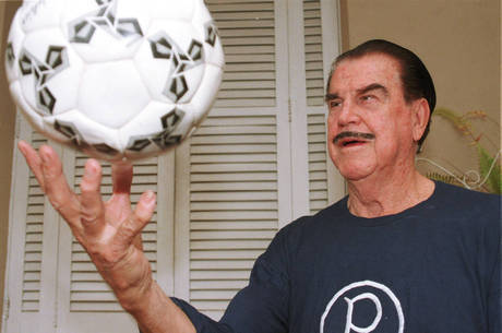 Ídolo Oberdan Cattani é homenageado na quarta edição da Revista Palmeiras