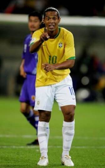 O meia Ronaldinho levou o prêmio de melhor do mundo em 2005. Porém, na Copa de 2006 a atuação do camisa 10 foi um fiasco. O atleta não marcou nenhum gol e ainda protagonizou um lance patético ao tropeçar na bola no jogo contra a Austrália
