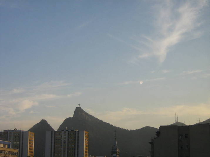 O que é isso no céu do Rio de Janeiro? Esse ponto aí no céu seria, supostamente, um disco voador. Aparições de OVnis no Brasil têm sido frequentes em 2014. Um grupo esotérico, chamado Círculo Quântico de Expansão Humana, com sede em Palmas (TO), defende que os ETs estão assistindo à Copa do Mundo. Mais: torcendo pelo Brasil. Por que exatamente? É verdade? Ufólogos e especialistas entram na polêmica e se dividem