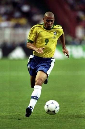 Não tem como falar em maldição dos melhores do mundo e não lembrar do atacante Ronaldo. O craque brasileiro ganhou o prêmio em 1997 e um ano depois sofreu as consequências da mística na Copa do Mundo disputada na França. O camisa 9, que ainda não tinha a alcunha de Fenômeno, foi um verdadeiro desastre na final da competição