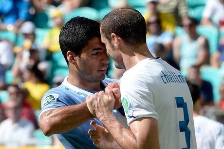 Suárez mordeu Chiellini após desentendimento com o italiano