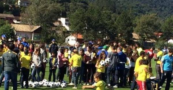 Órfãos da enchente em Teresópolis visitam treino da seleção - R7